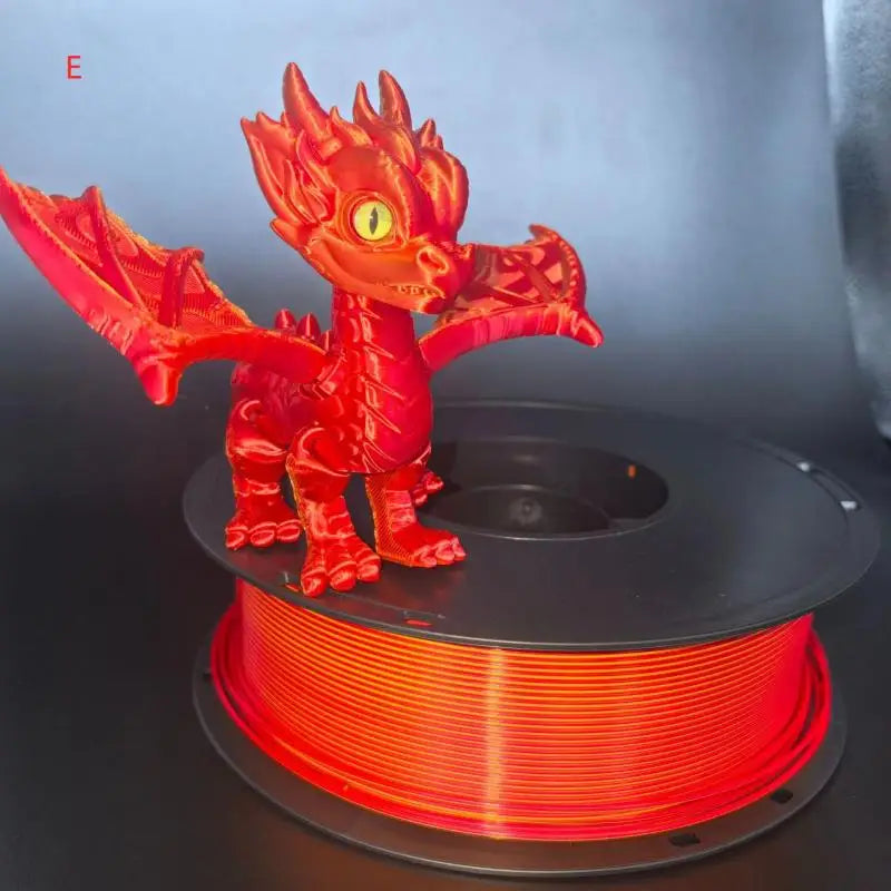 Dragon articulé imprimé en 3D avec ailes et queue rétractables.