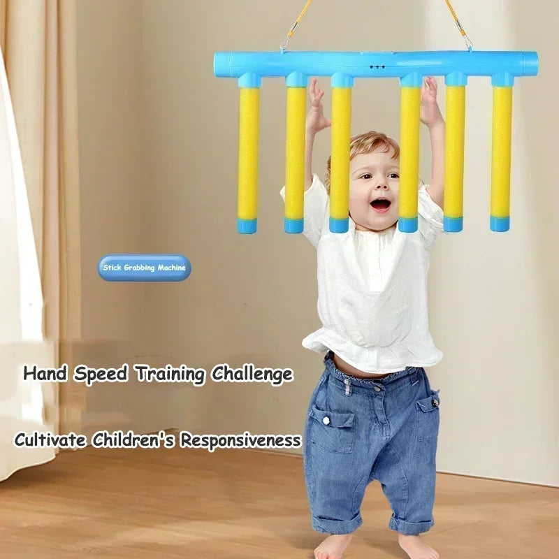 Jeu de défis avec bâtons tombants pour enfant. Jouet de capture de bâtons entraînant la capacité de réaction.