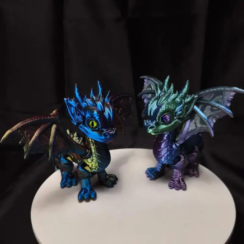 Dragon articulé imprimé en 3D avec ailes et queue rétractables.