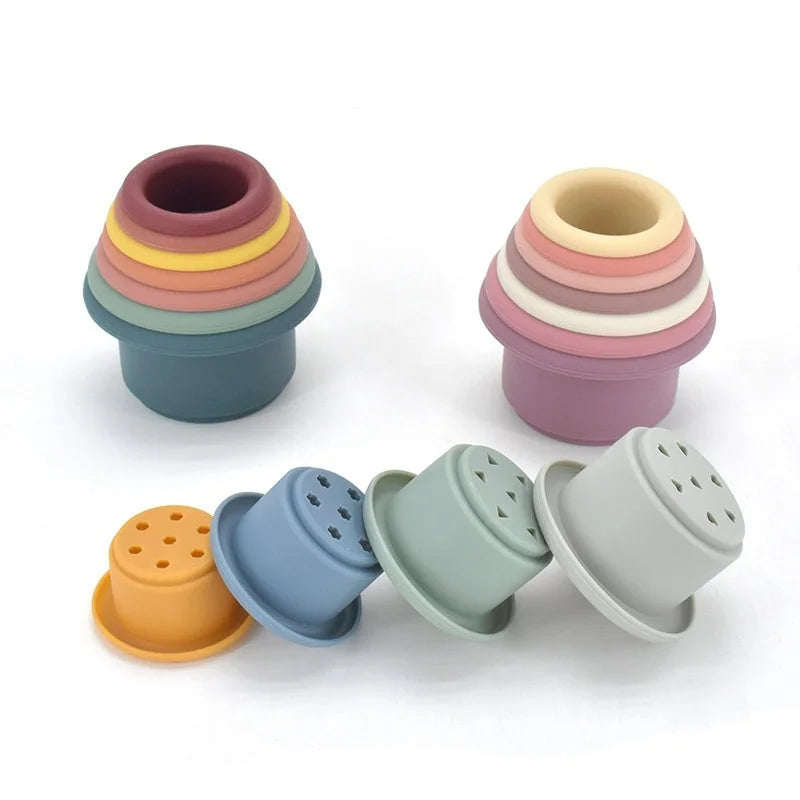 Gobelets empilables en silicone.