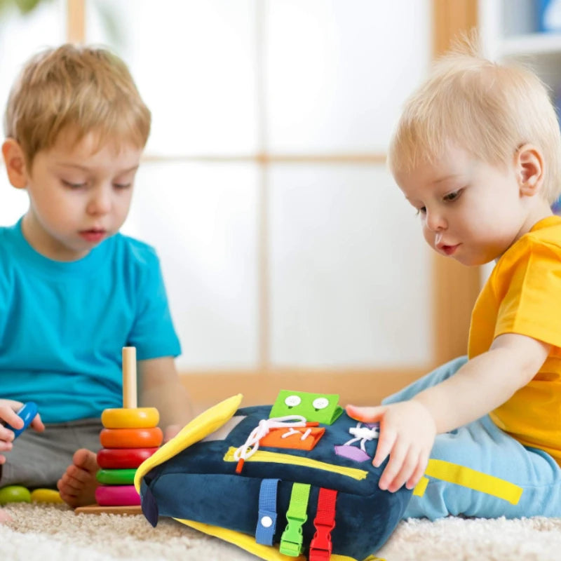 Sac à dos Montessori en feutre pour tout-petits avec boucles, fermetures éclair et activité d'apprentissage.