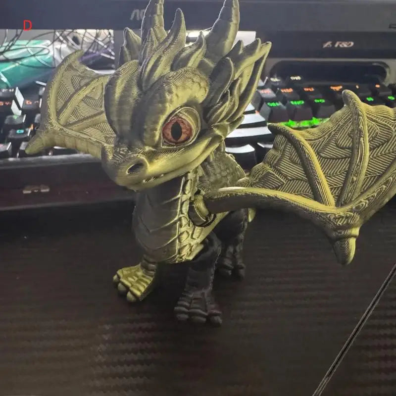 Dragon articulé imprimé en 3D avec ailes et queue rétractables.