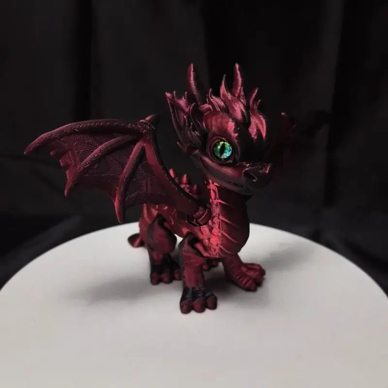 Dragon articulé imprimé en 3D avec ailes et queue rétractables.